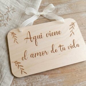 Aquí viene el amor de tu vida,  cartel de boda de madera