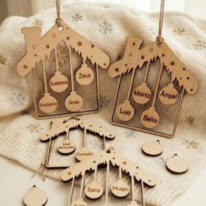 Adorno para árbol de Navidad personalizado con nombres: Casa de madera