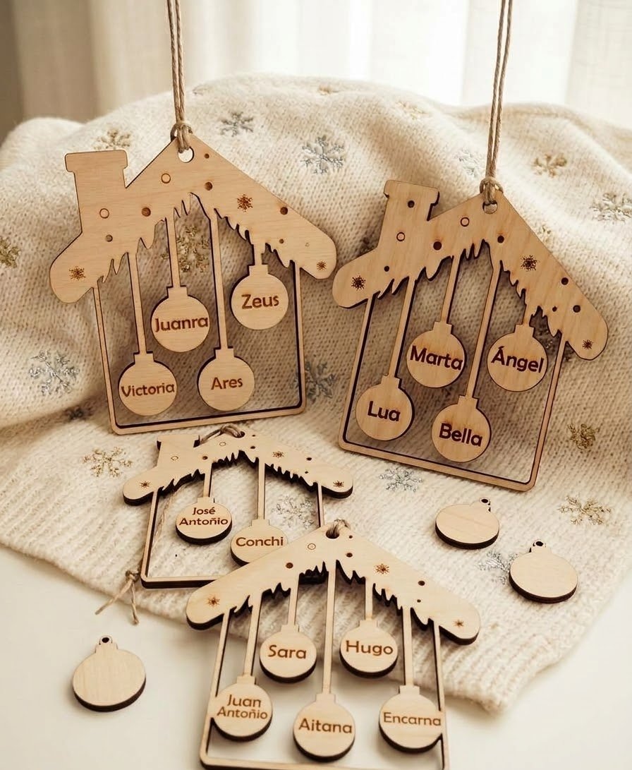 Adorno para árbol de Navidad personalizado con nombres: Casa de madera